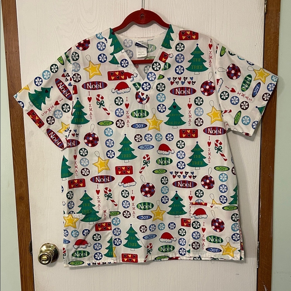Fundamentals by White Swan Women’s Festive Holiday Scrub Top Size Large